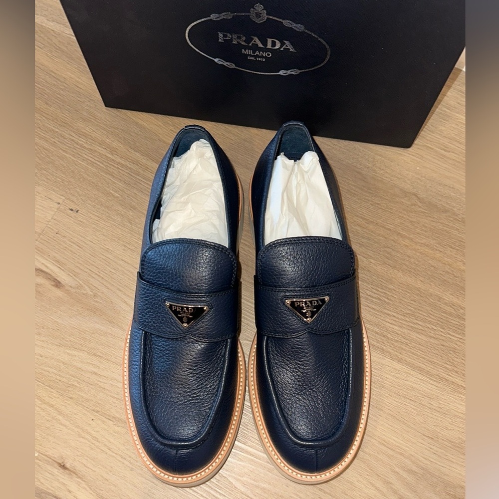 Prada Men's Triangle Logo Leather Loafer NWT
Size Men’s 12US - Picture 2 of 6